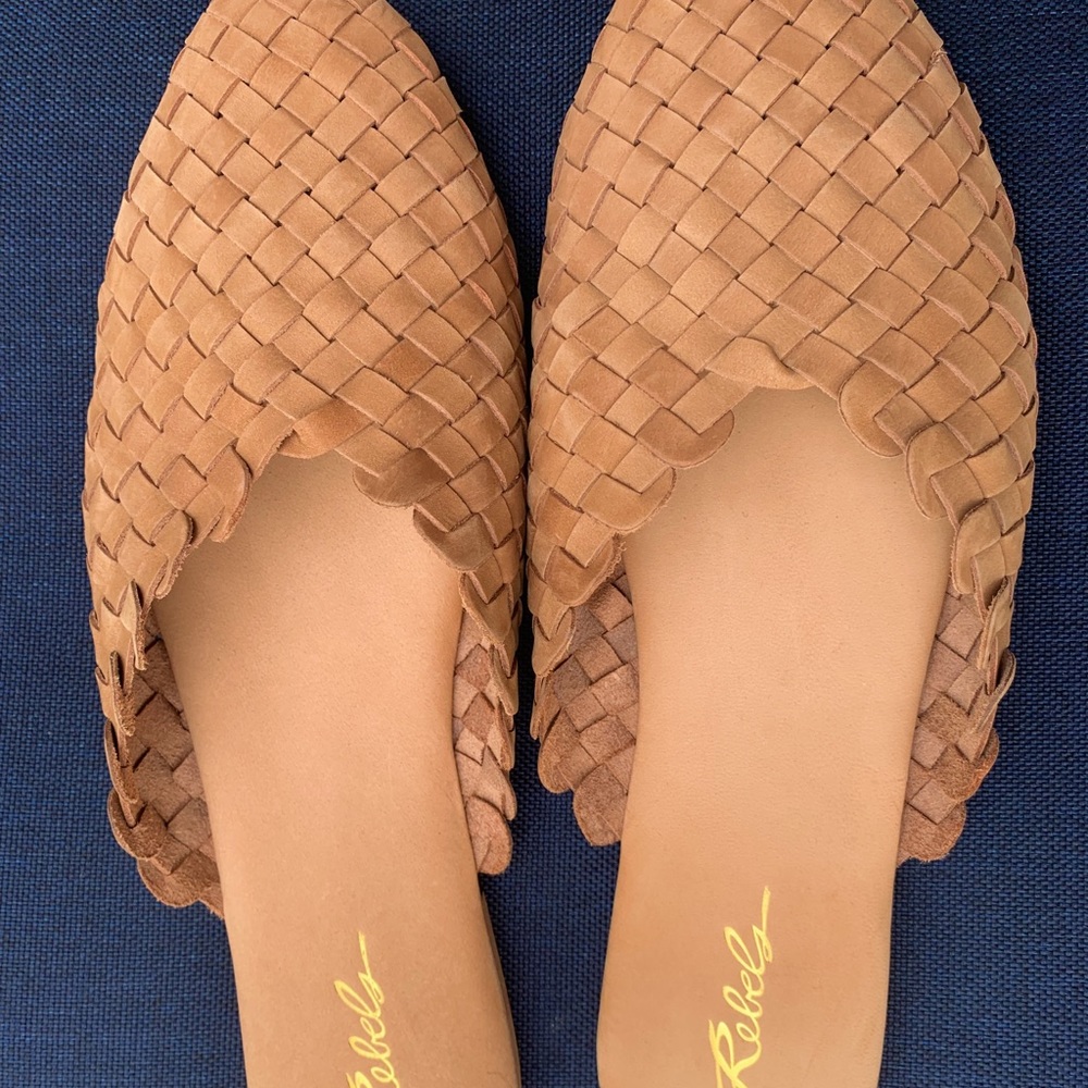 clad & cloth flats NWOT